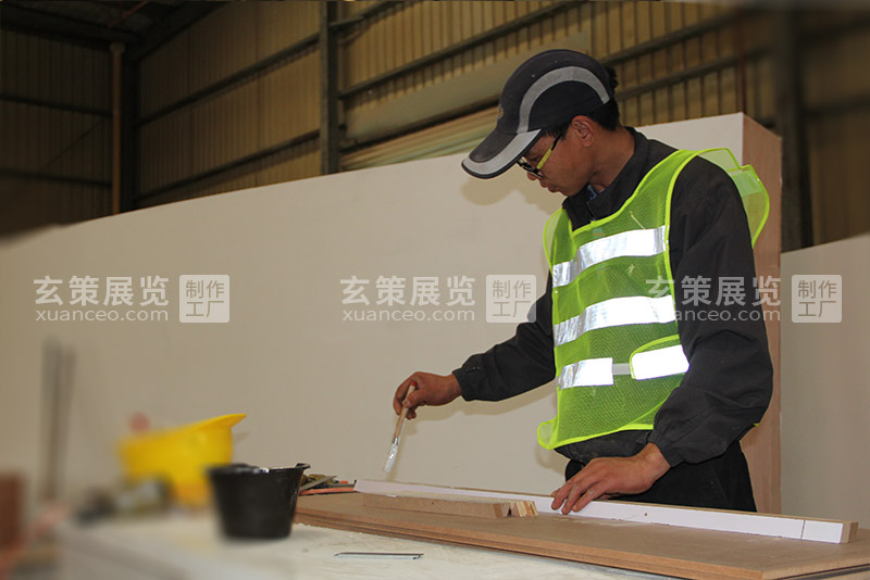 樱花AV一区二区展覽工廠工人